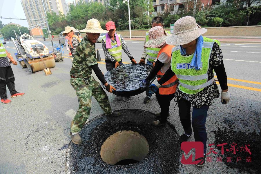 道路养护昼伏夜出静音井盖在济南“上岗”了