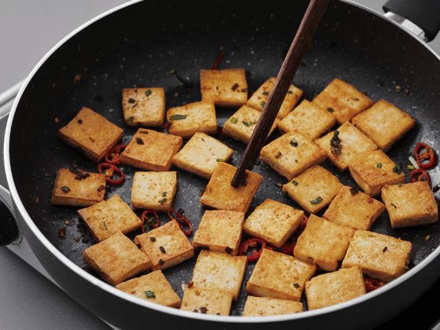 一条精选|300元不到,买了两口意大利的火山岩锅,做菜不粘还少油烟