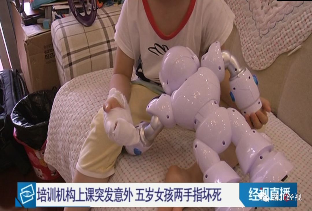 培训课堂上桌子倾倒，5岁女孩2根手指受伤！指腹坏死，后期还需要多次手术
