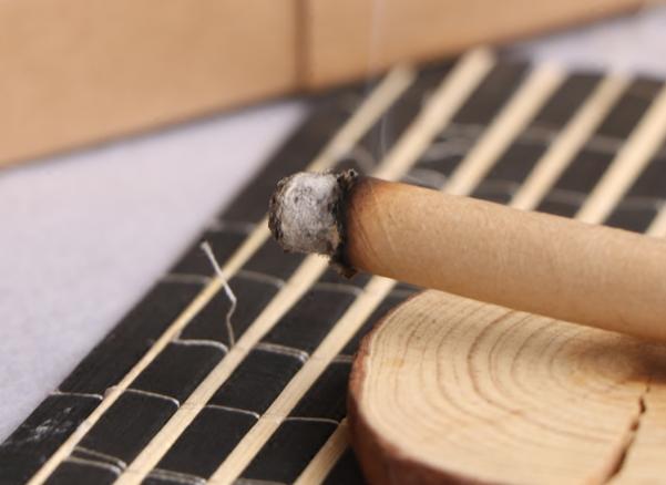 睡觉时有蚊子嗡嗡叫开灯却找不到,蚊子在耳边嗡嗡叫打开灯又找不到