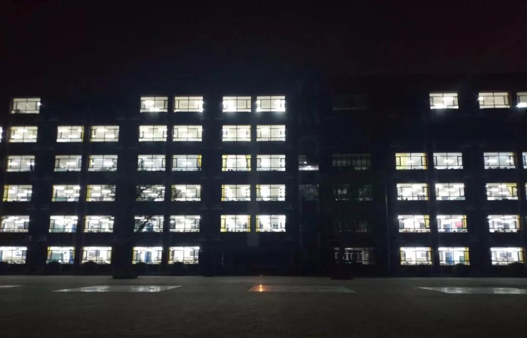 徜徉在美丽的金平湖畔,徜徉在北大校园