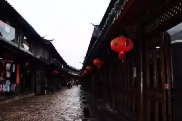雨天丽江古城旅游攻略,来丽江看雨中的丽江古城