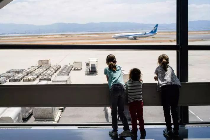 带小朋友坐飞机最好去哪里,带孩子坐7个小时的飞机怎么度过