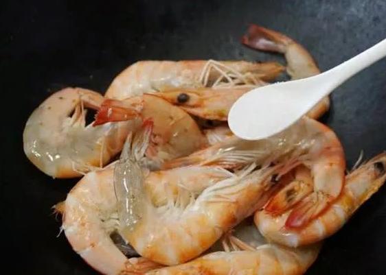 鲜虾怎么处理才能清水煮,鲜虾用水煮就大错特错