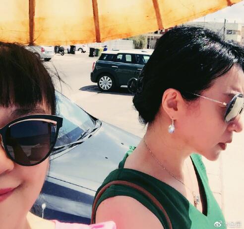 51岁金星意大利度假,穿开叉裙性感妩媚,脖子引起了所有人的注意