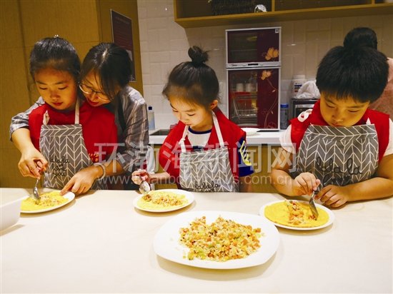 第三期“小记者变身小厨师”有爱的营养早餐惊艳全家