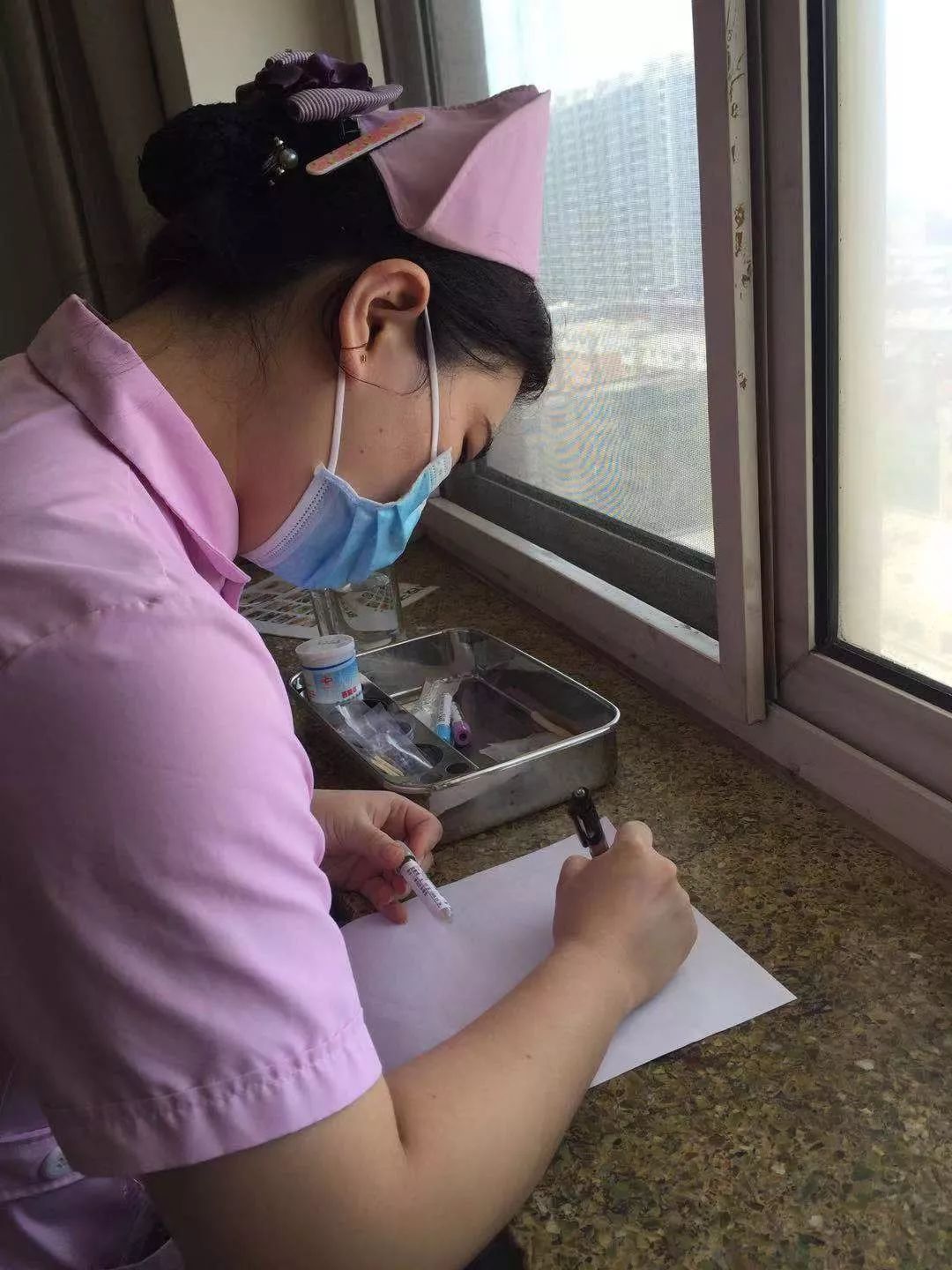 一产妇在手术室递给大夫的纸条,产妇在手术室里递纸条