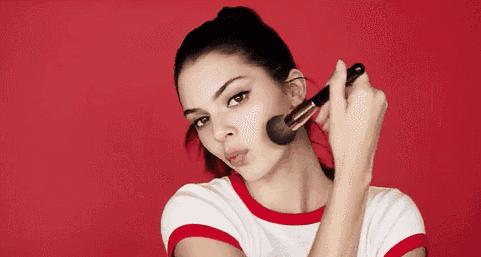 宋祖儿画猫眼妆,宋祖儿用口水画三角眼影