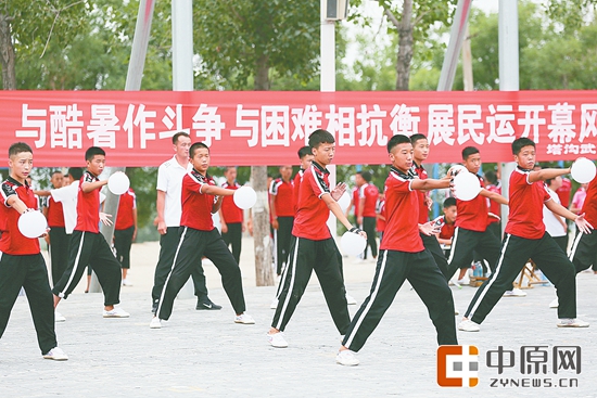 塔沟武校万人齐练少林与太极,塔沟武校千人练功视频