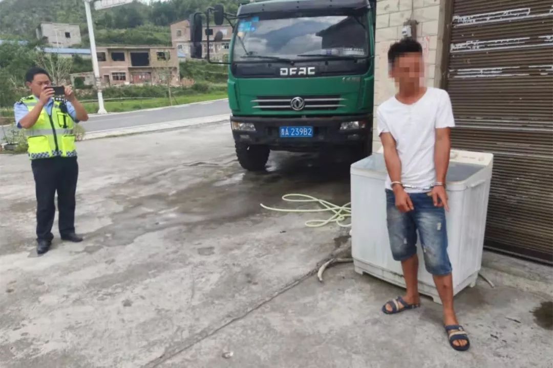 胆真肥！不甘“赛摩”被查扣，男子偷偷*锁撬**“推走”