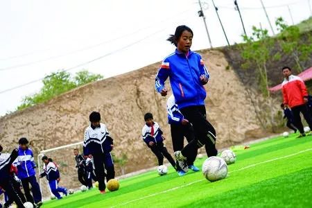 山里娃的梦,山里女娃的足球梦