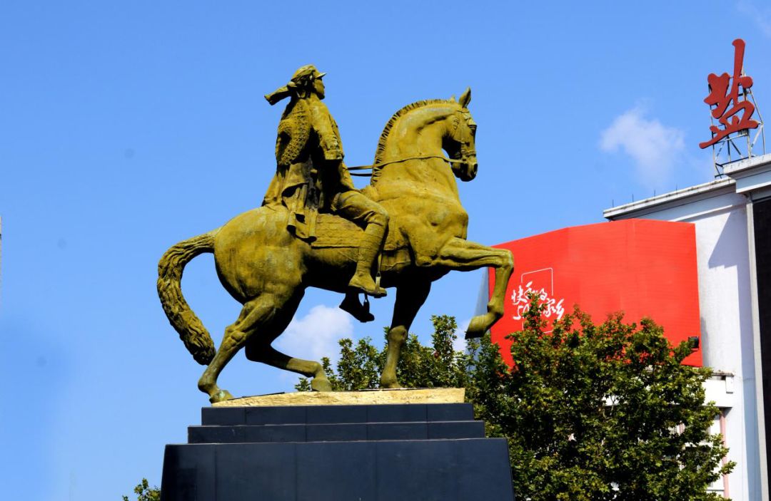 一匹马为何让这座城市的人们又悲又喜？|我家住在解放路