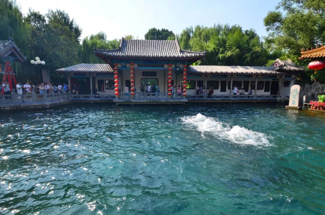 趵突泉真的超美,济南趵突泉是个很大的景点吗