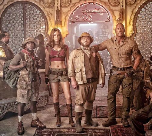 强森穿独角兽的粉色衣服,强森紧身衣