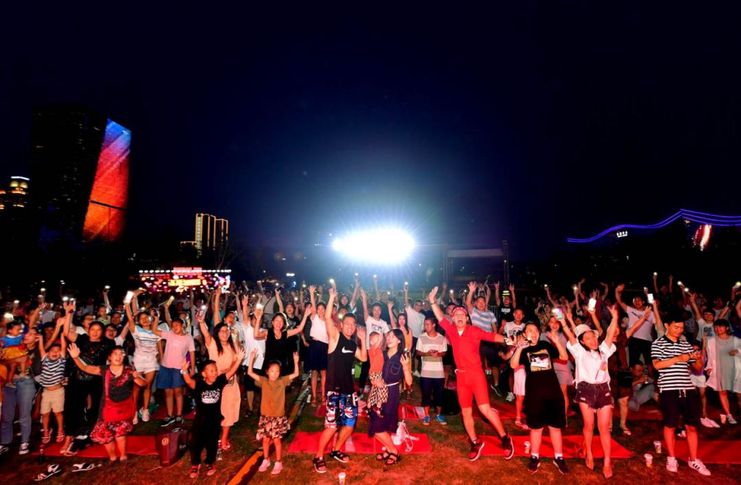 一场狂欢盛会，让成都人记住什么叫做五光十色、安逸好耍的“豆瓣红”