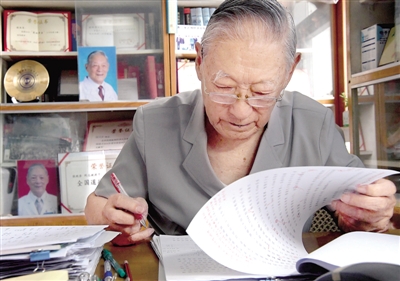 全国道德模范99岁眼科专家张效房:用医术和道德守护“光明”