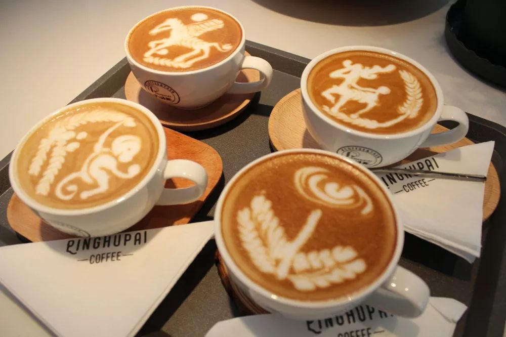 9.9元抢「平湖在线旗下咖啡馆」平湖派黑金卡1张！持卡可享受充300送200，办理当天即可获赠最高价值35元饮品一杯