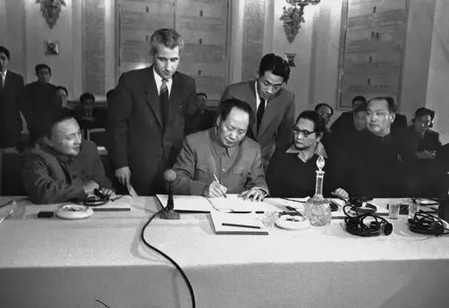 今天他115岁了，*小平邓**人生的40个瞬间