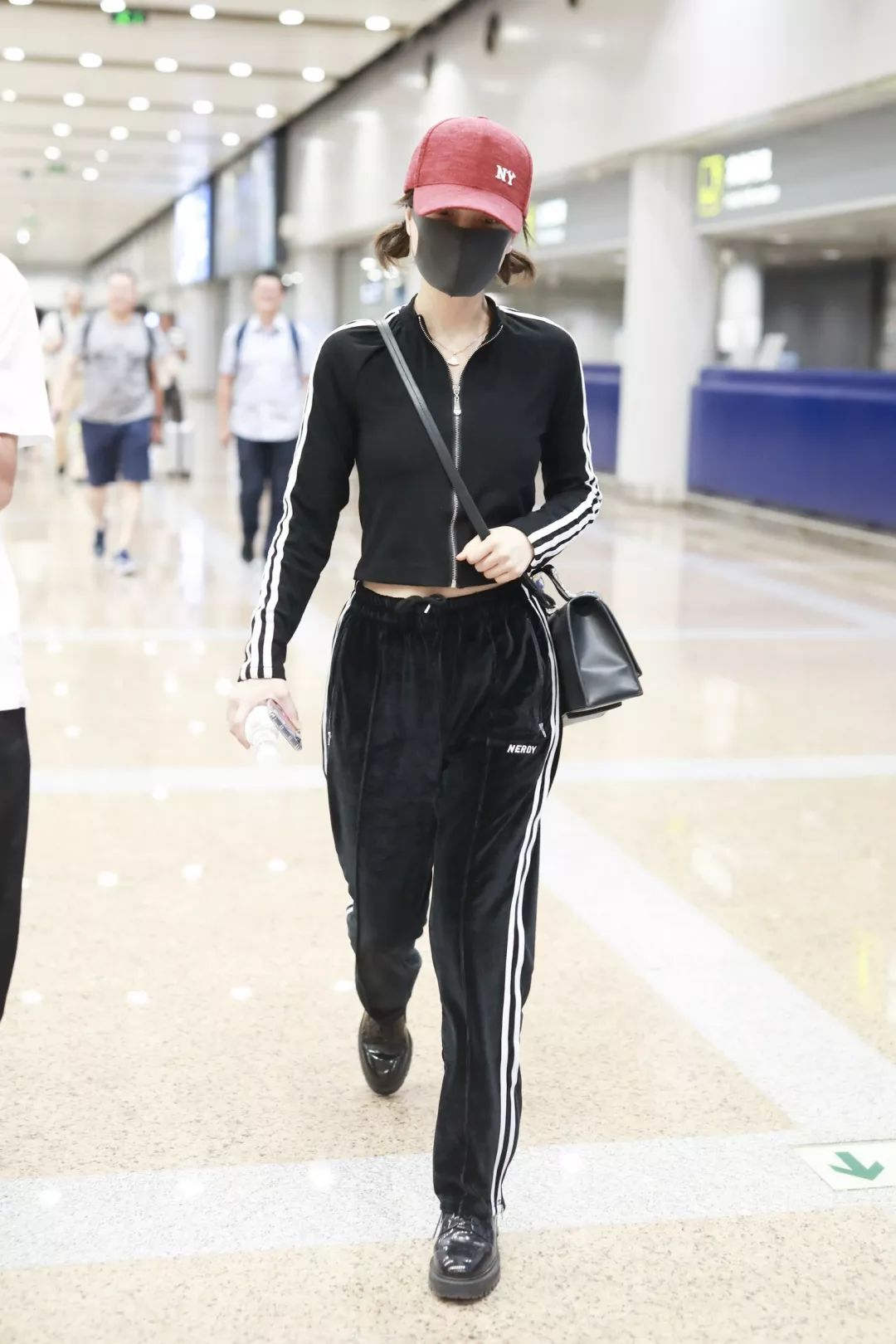 雎晓雯周冬雨吹泡泡,雎晓雯吹泡泡周冬雨