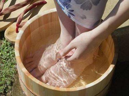 注意这三类人泡脚不是养生是伤身,泡脚有哪四种人不适合