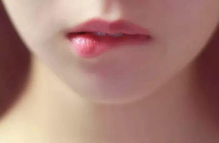 涂口红下嘴唇内侧无法上色,天天涂口红导致嘴唇变肿怎么回事