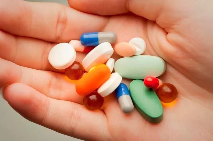 老年人摔倒了千万别着急站起来！正确做法是这样...