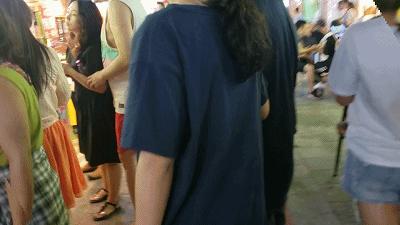 夜太美，尽管再催肥，总有人围着小摊排着队