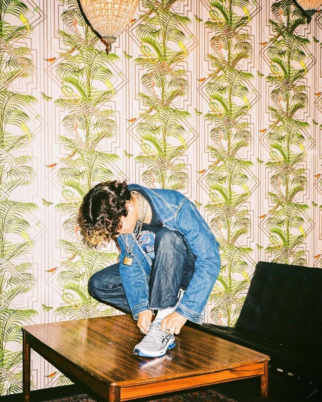 他们买到了伦敦旧货市场的半价满天星，和国内官网1999的AirYeezy