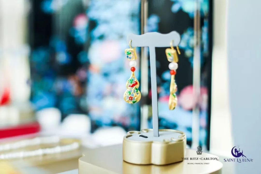 北京金融街丽思卡尔顿酒店携手“SAINTLALUNA”女装举办“云影·丝罗”早秋艺术高定发布