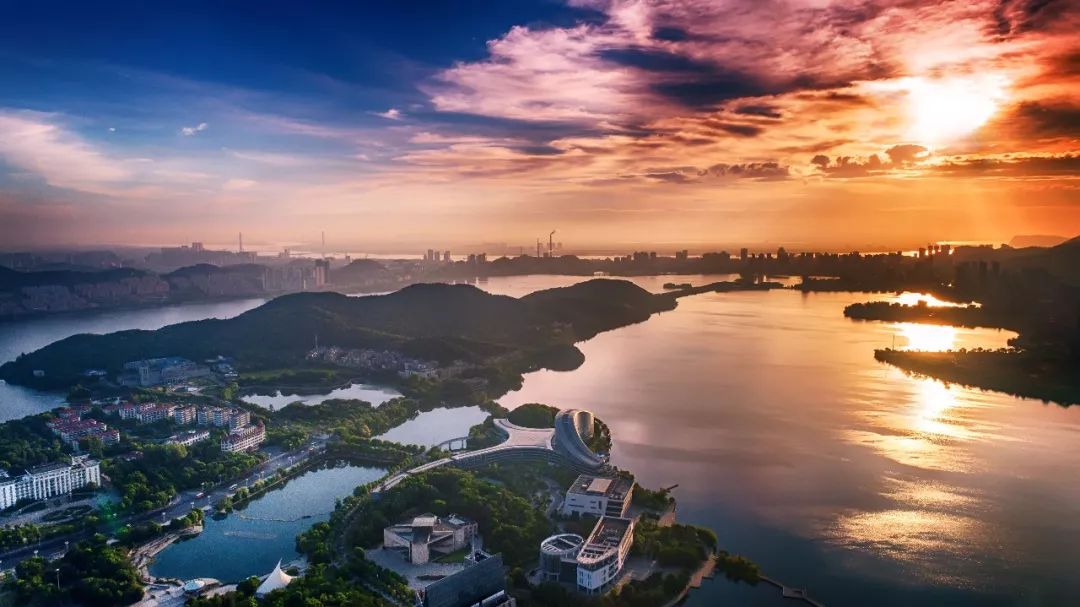 这两人太大胆！竟在黄石广电吵架