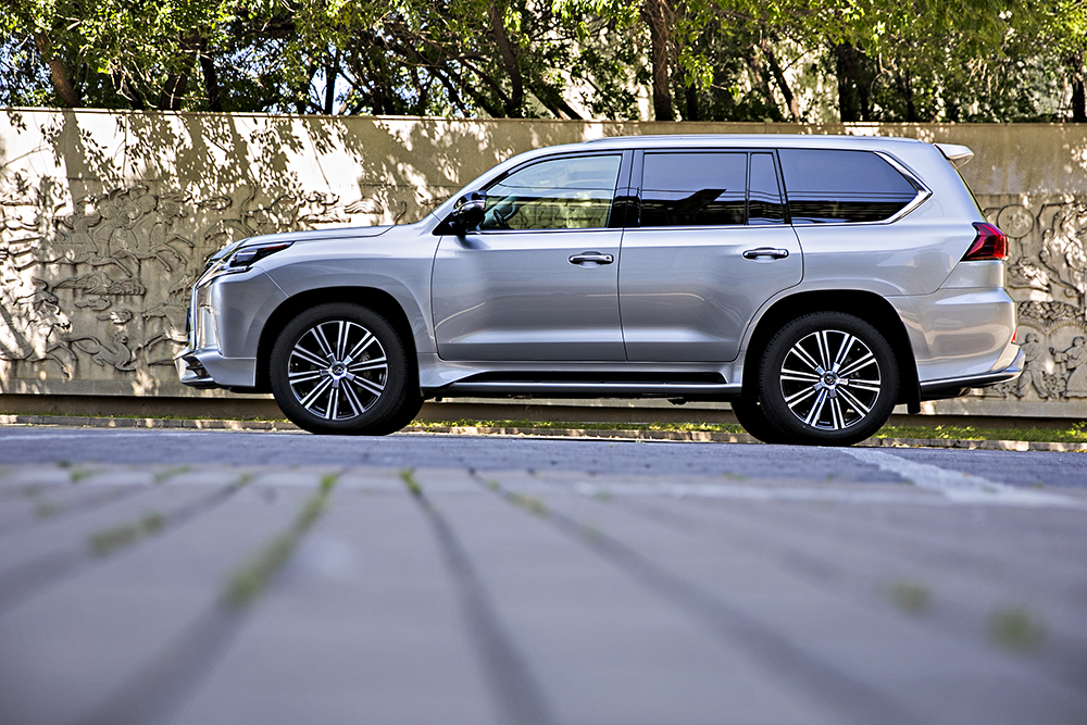 19款雷克萨斯lx570试驾巅峰版,雷克萨斯lx570黑曜巅峰限量版试驾