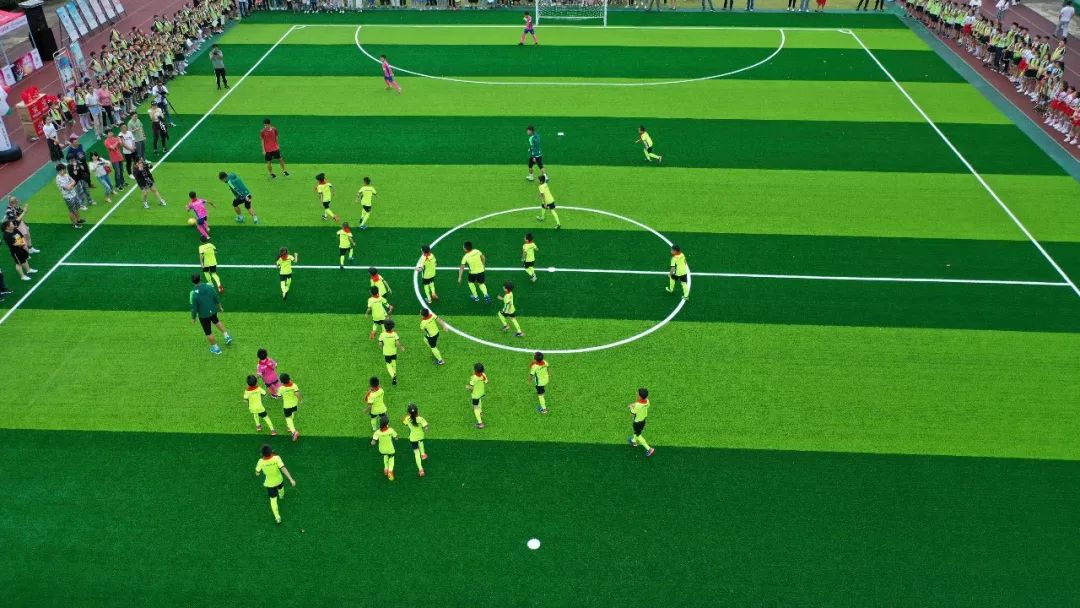 海岛小学的开学第一天，收到的礼物是一座足球场！