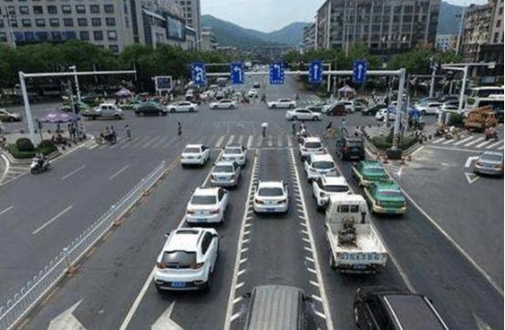 新手路上遇到锯齿车道,右车道锯齿车道该怎么走