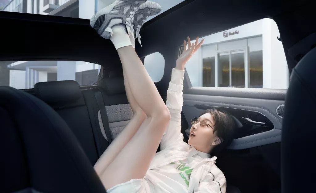 四款专属秋冬的慵懒发型,秋冬新款慵懒风宽松温柔