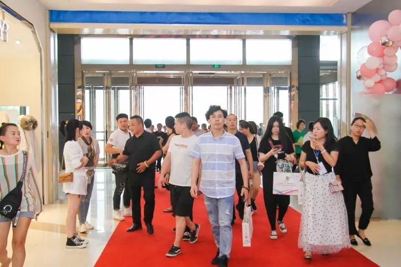 2019首届（中国）羽绒服原创设计论坛暨平湖·中国服装城原创羽绒服采购节盛大启幕