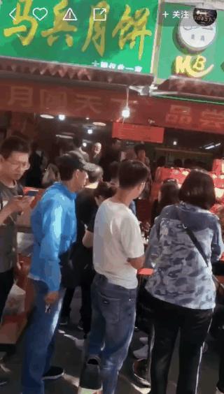买月饼排队,一年一度买月饼排队开始了