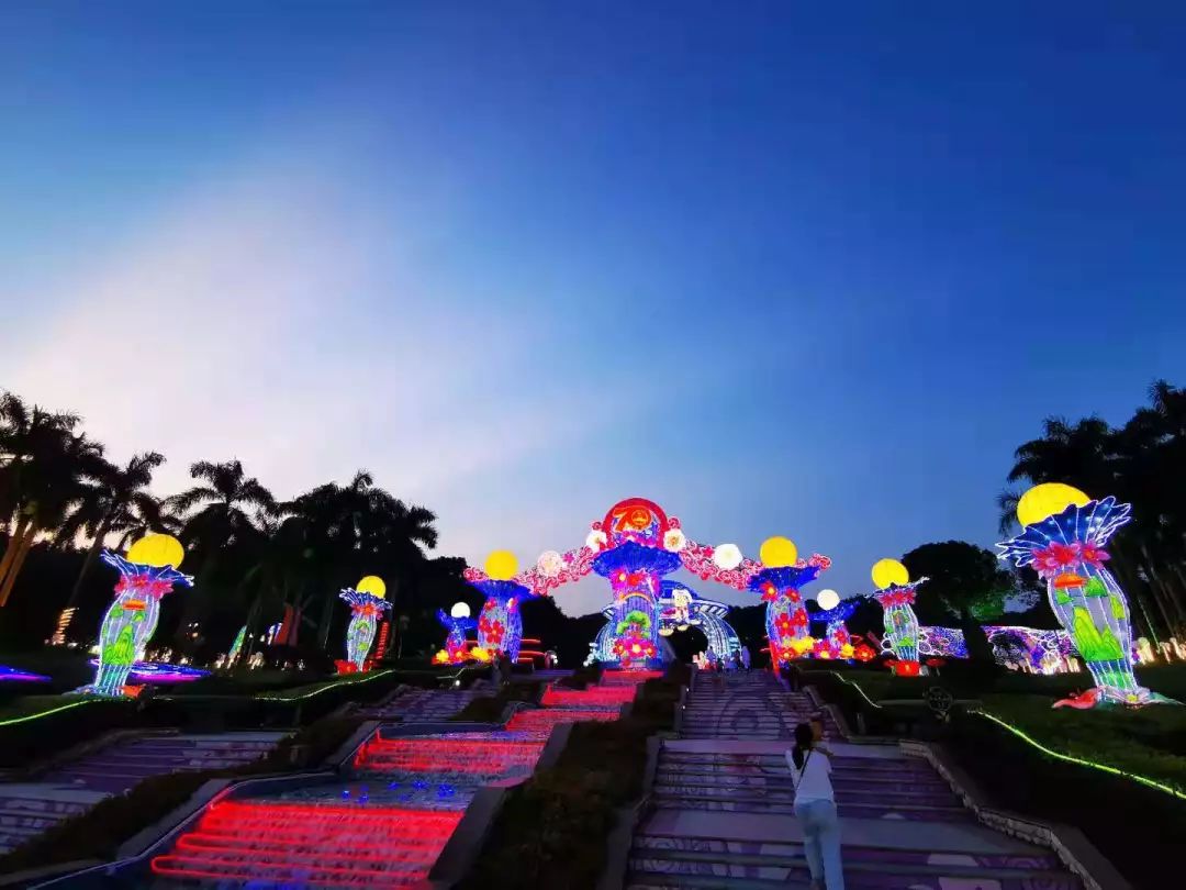 白天赏花晚上看灯光秀意境餐厅,云台花园看花灯