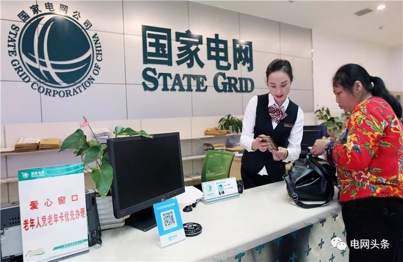 老人攥着一张小纸条，一见供电员工就塞进他手里…