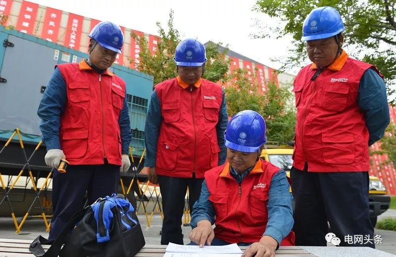 老人攥着一张小纸条，一见供电员工就塞进他手里…