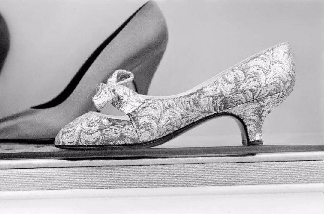 奥黛丽赫本钟爱的猫跟鞋,奥黛丽赫本尖头小黑鞋