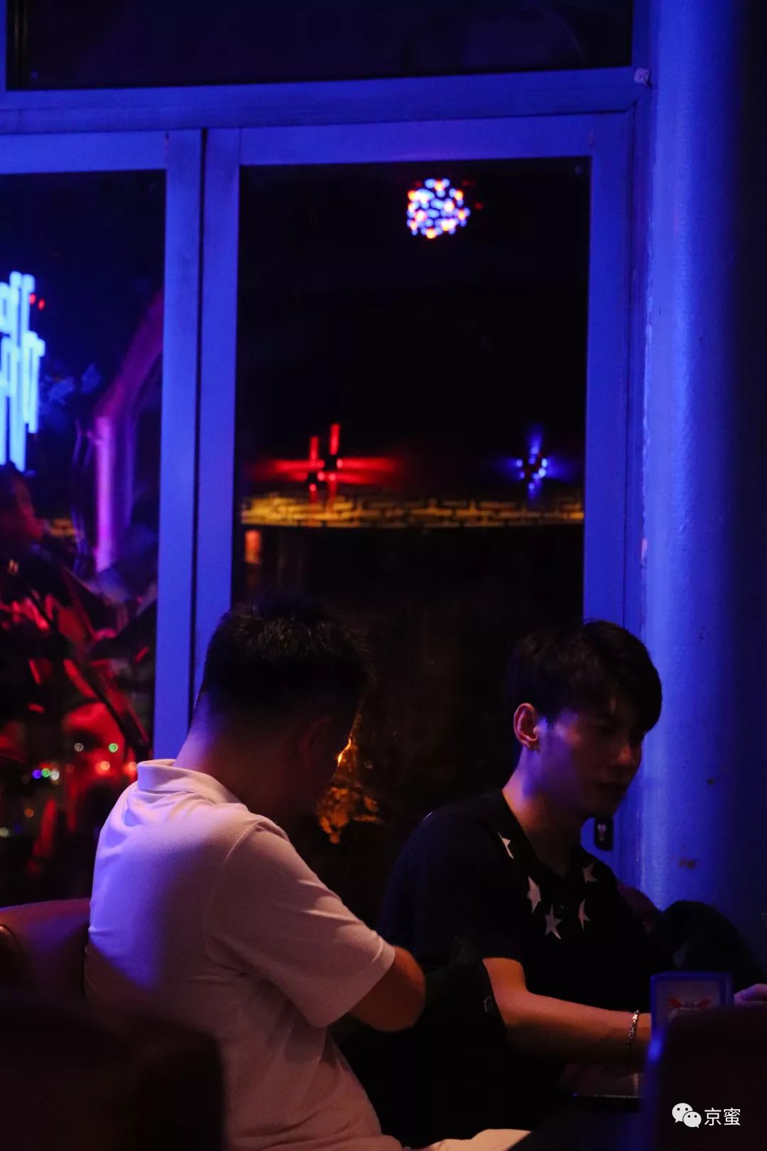 后海悦界酒吧男驻唱,后海适合一个人去的酒吧