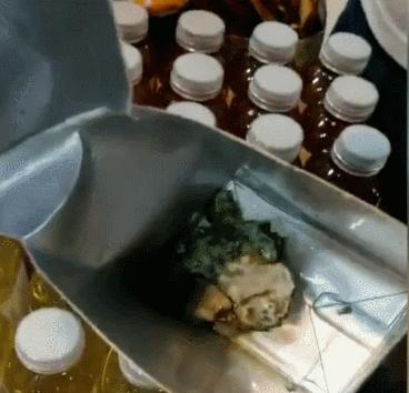 惊！知名品牌饮料中喝出大团霉菌！常州很多超市都有卖