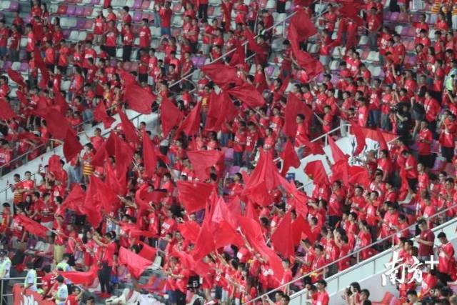 天河体育中心全场沸腾,体育场一片沸腾