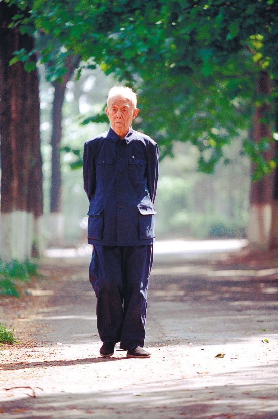 一个很高调的人突然变得很低调,低调的人低调到什么程度