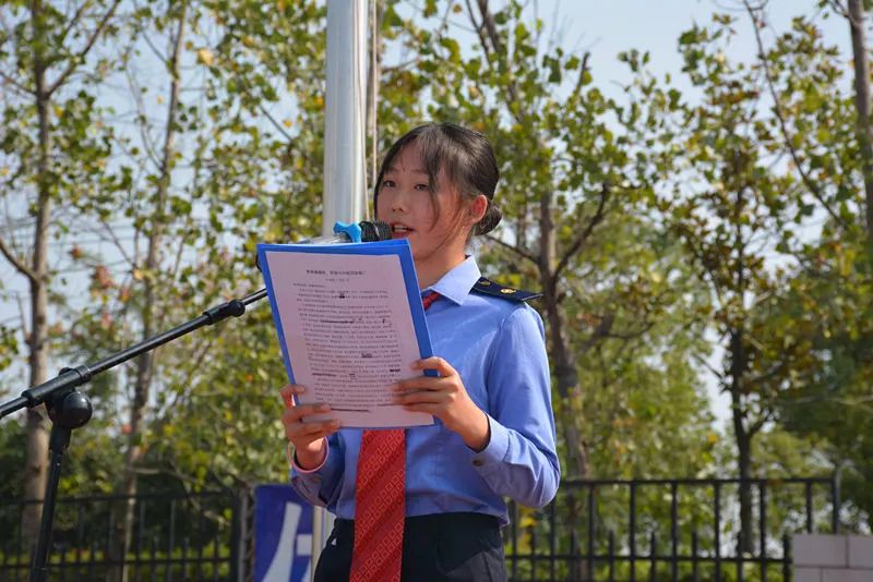 我校举行“同升*旗国**、同唱*歌国**”主题升旗仪式