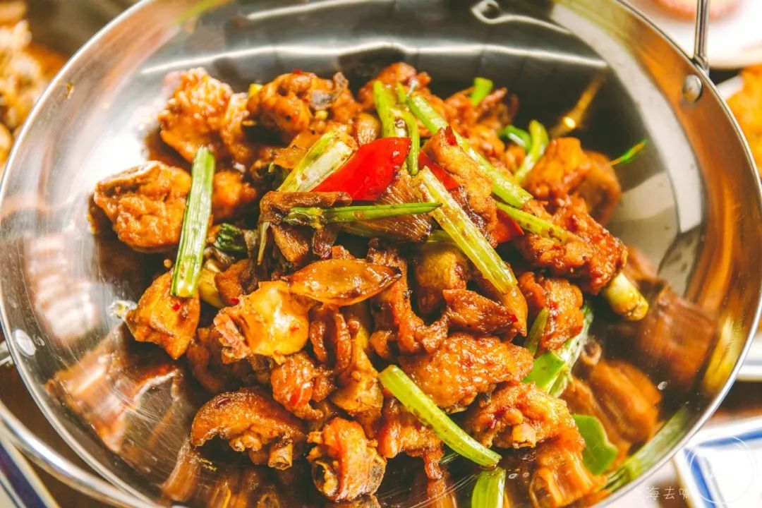 做了40年茶餐厅的兄弟俩，在人广又开了家「宝藏茶冰室」，刚开就爆了