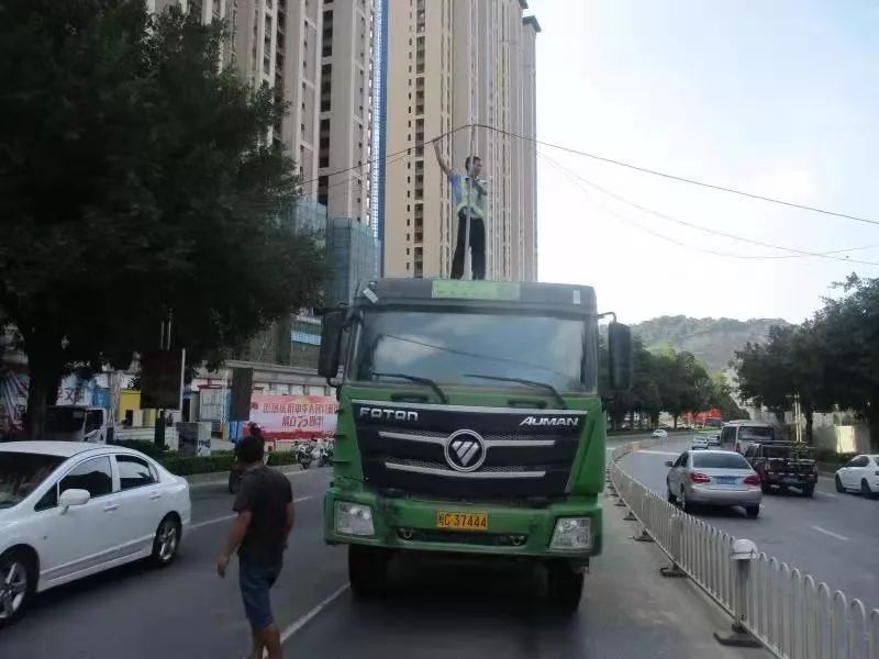 安溪:电线悬半空,一交警徒手举电线充当“擎天一柱”