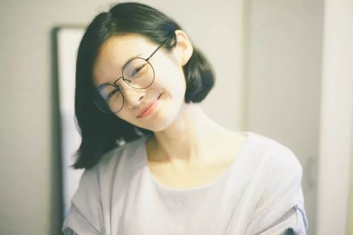 根据你的脸型和眼镜选发型,怎么选择适合自己的发型和眼镜