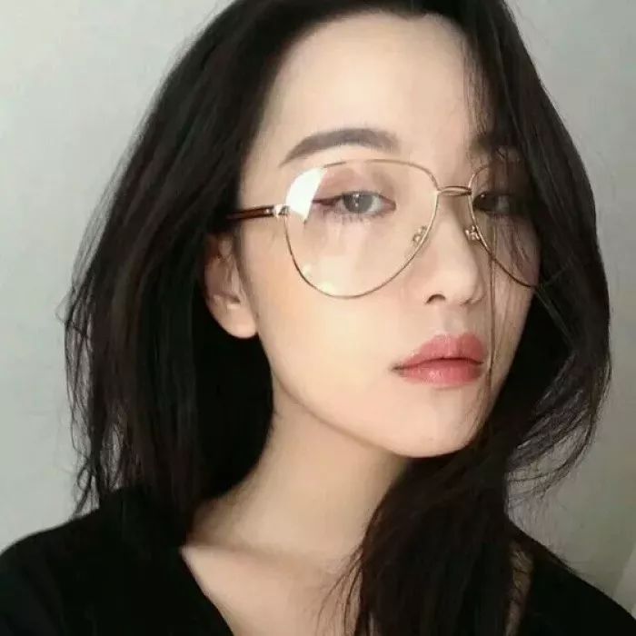 根据你的脸型和眼镜选发型,怎么选择适合自己的发型和眼镜