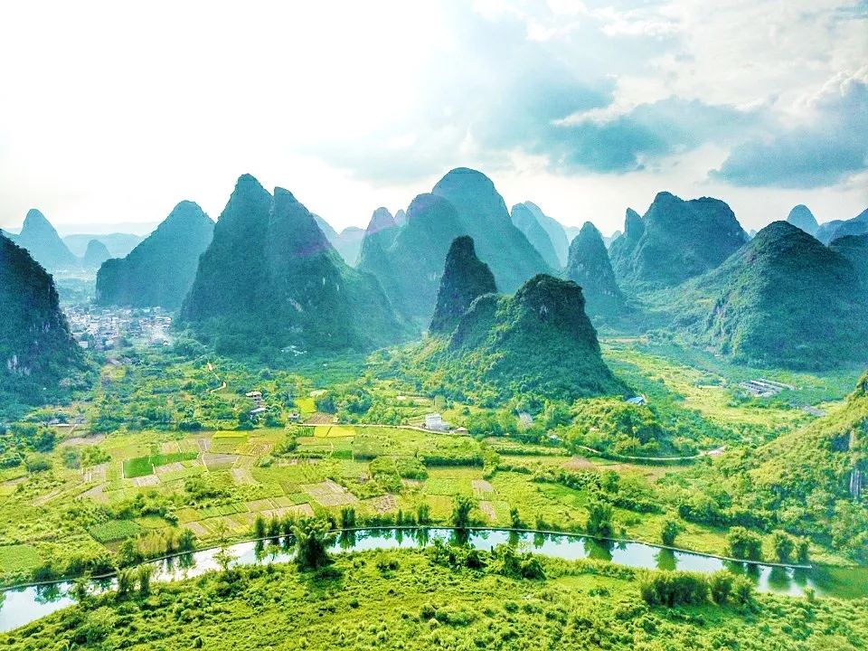 国庆在阳朔度过了不输巴厘岛的假期，全因这家藏在秘境山水里的宝藏酒店